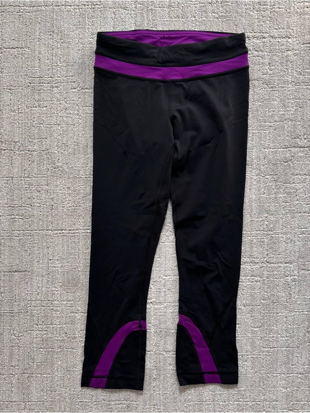 Lululemon black & purple 23” cropped leggings